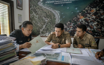 LSM Teropong Pertanyakan Dasar SHM di Pantai Mimbo Situbondo