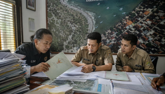 LSM Teropong Pertanyakan Dasar SHM di Pantai Mimbo Situbondo