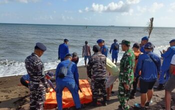 Nelayan Hilang di Perairan Pantai Asta Jangkar Ditemukan Meninggal Dunia, Pos TNI AL Jangkar Bersama Tim SAR Lakukan Evakuasi