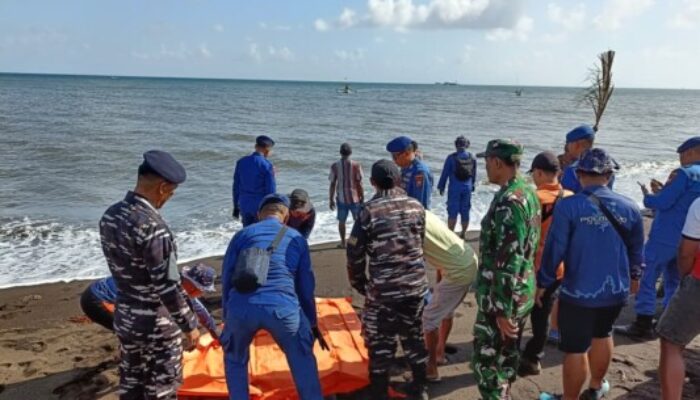 Nelayan Hilang di Perairan Pantai Asta Jangkar Ditemukan Meninggal Dunia, Pos TNI AL Jangkar Bersama Tim SAR Lakukan Evakuasi